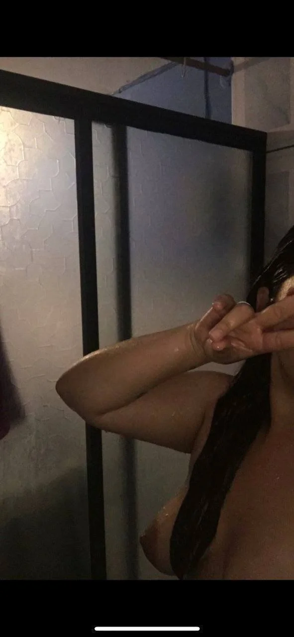 En novio no sabe lo que envía la puta de su novia a sus exs image 10