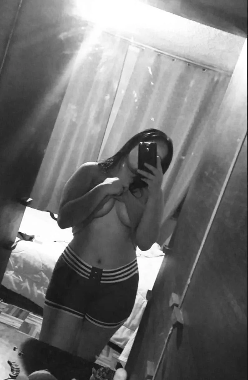 En novio no sabe lo que envía la puta de su novia a sus exs image 2