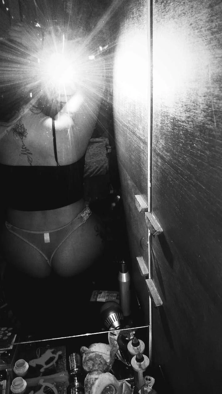 En novio no sabe lo que envía la puta de su novia a sus exs image 4