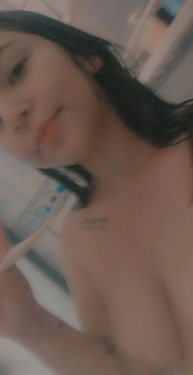 En novio no sabe lo que envía la puta de su novia a sus exs image 6