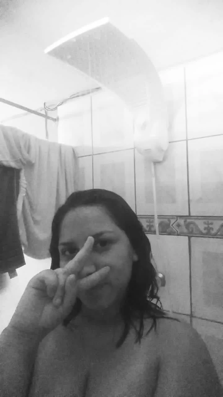 En novio no sabe lo que envía la puta de su novia a sus exs image 9