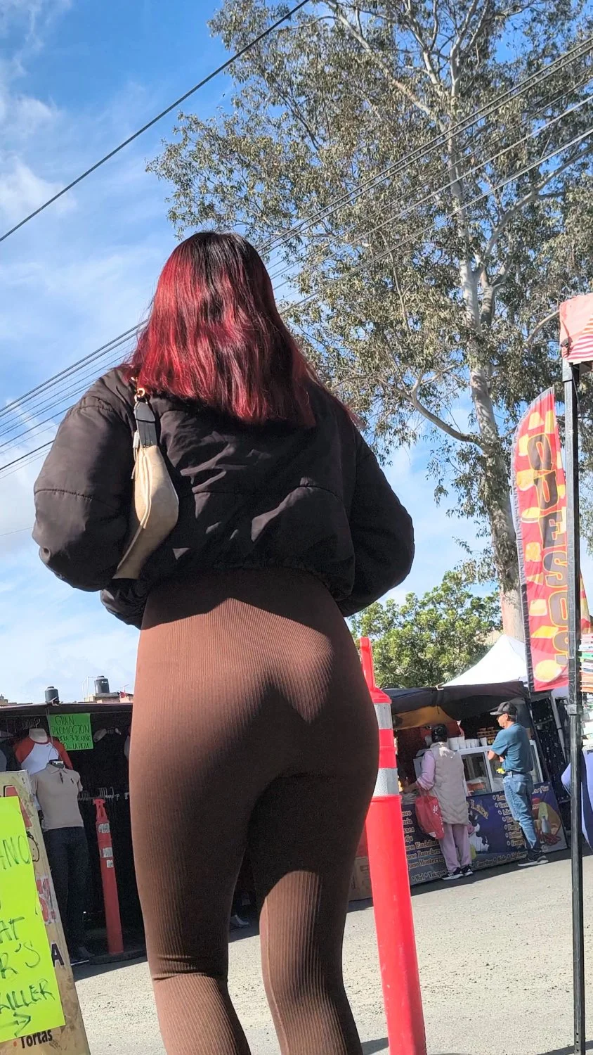 Latina marcando calzon image 17