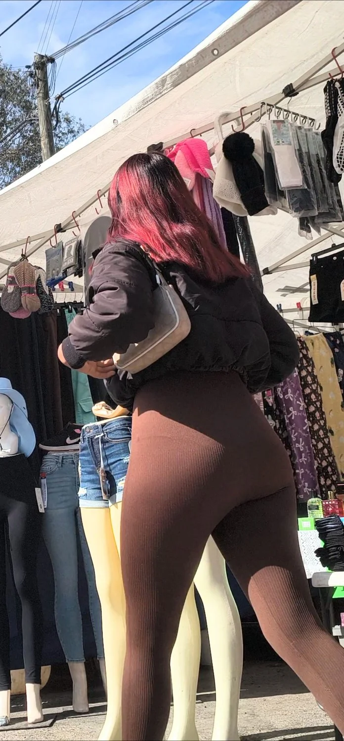 Latina marcando calzon image 2
