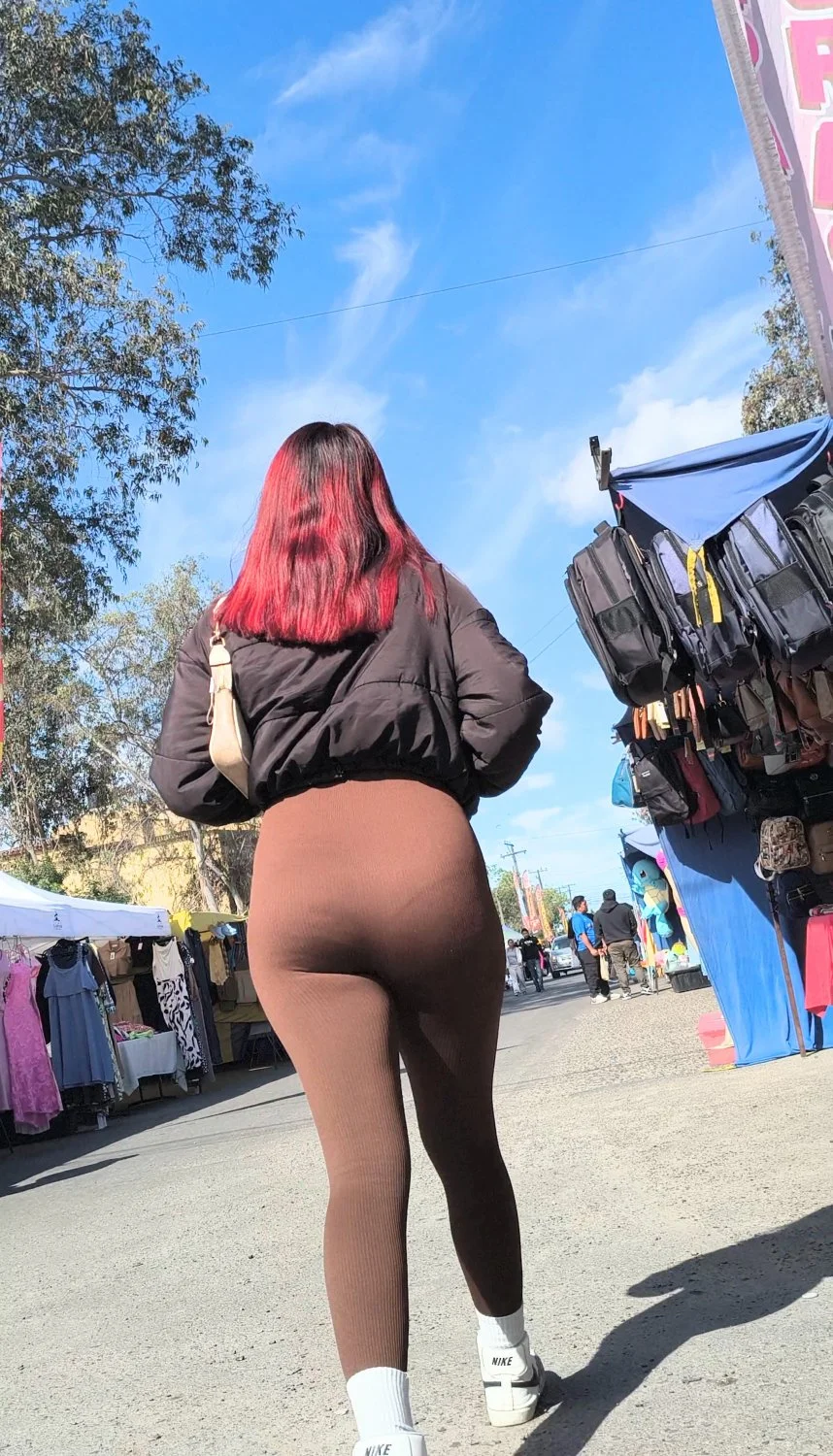 Latina marcando calzon image 4