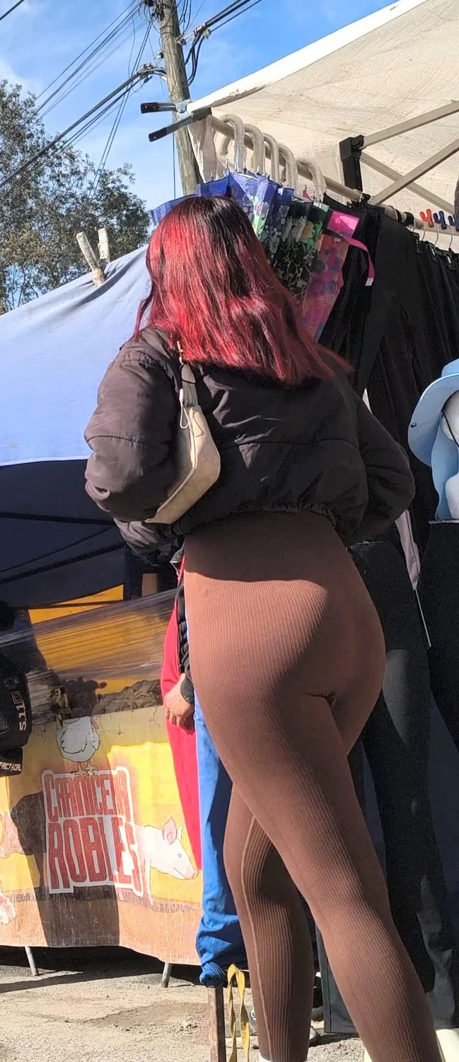 Latina marcando calzon image 7