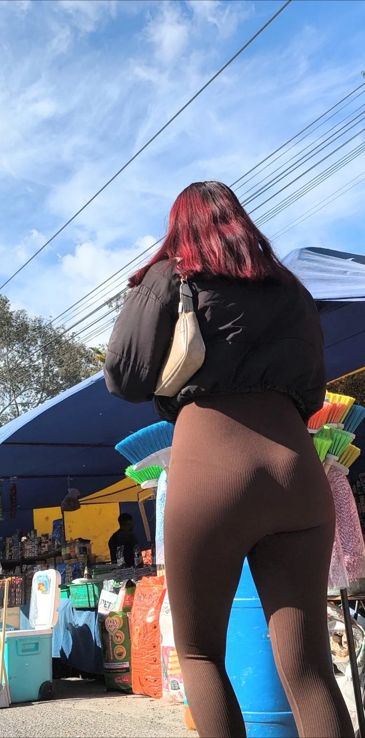 Latina marcando calzon image 8