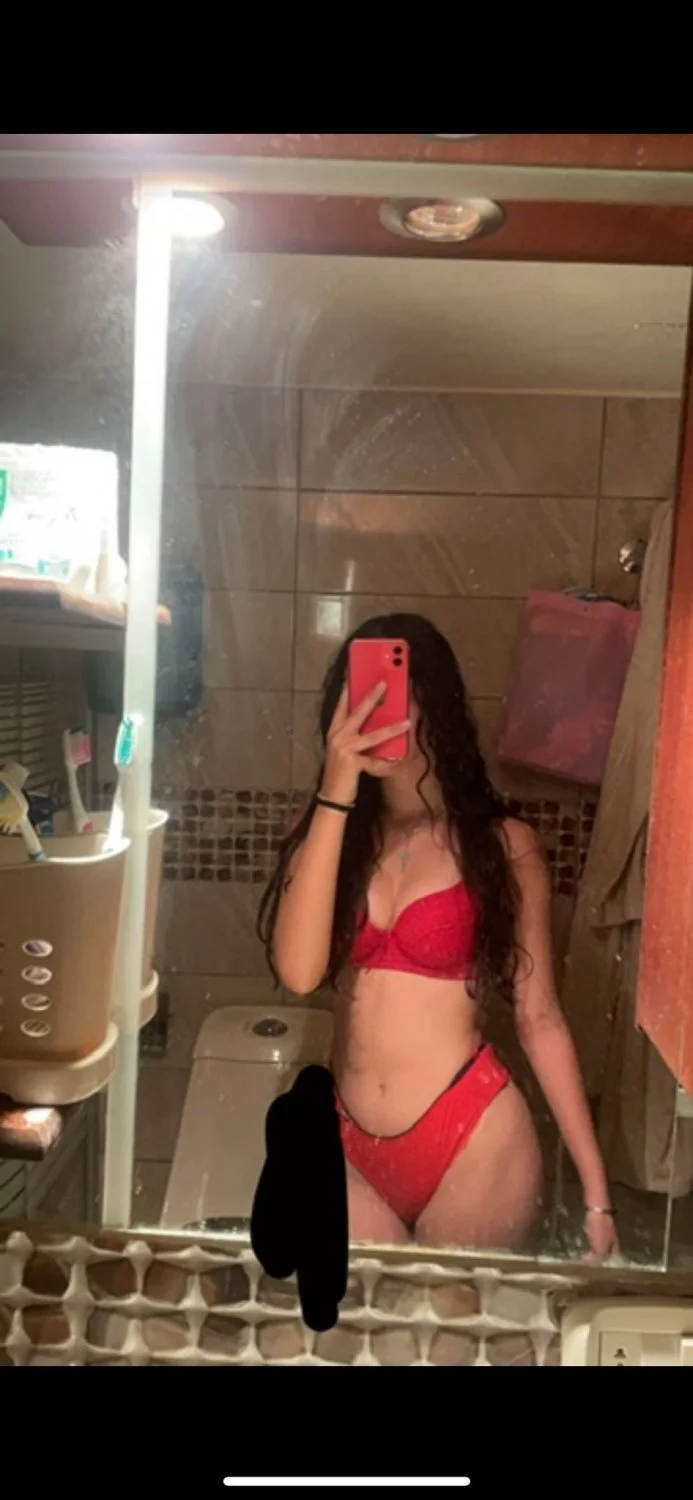 Mais uma puta novinha que deixou o namorado gravar e tirar foto e acabou sendo vazada image 15