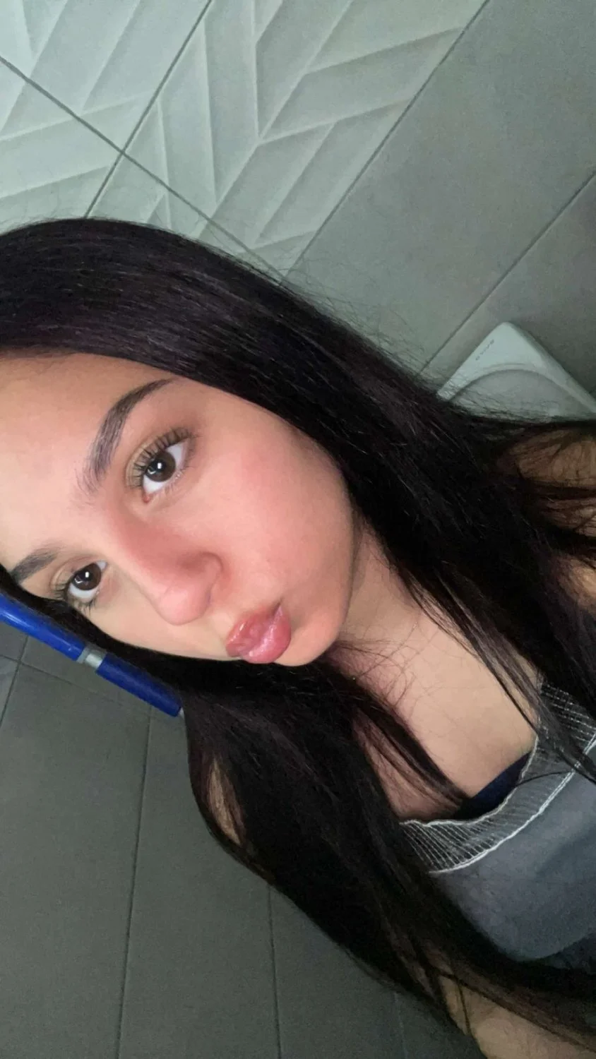 Mais uma puta novinha que deixou o namorado gravar e tirar foto e acabou sendo vazada image 5