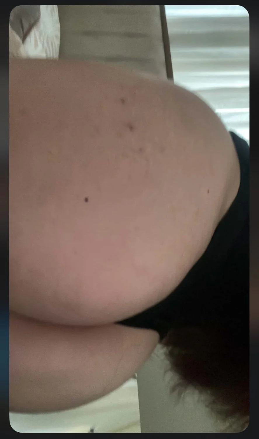Mais uma puta novinha que deixou o namorado gravar e tirar foto e acabou sendo vazada image 8
