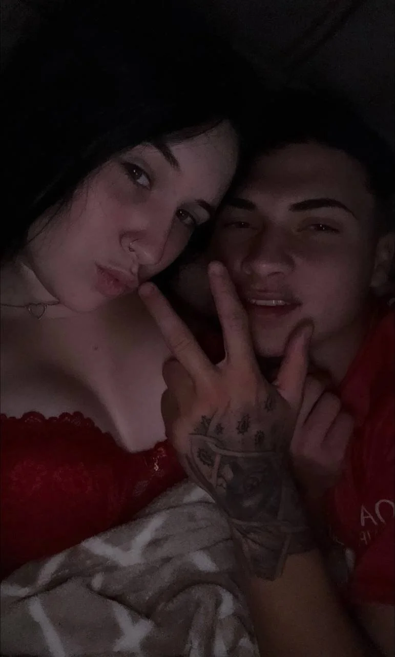 Caiu na Net novinha gostosa foi vazada no anal pelo corno main image
