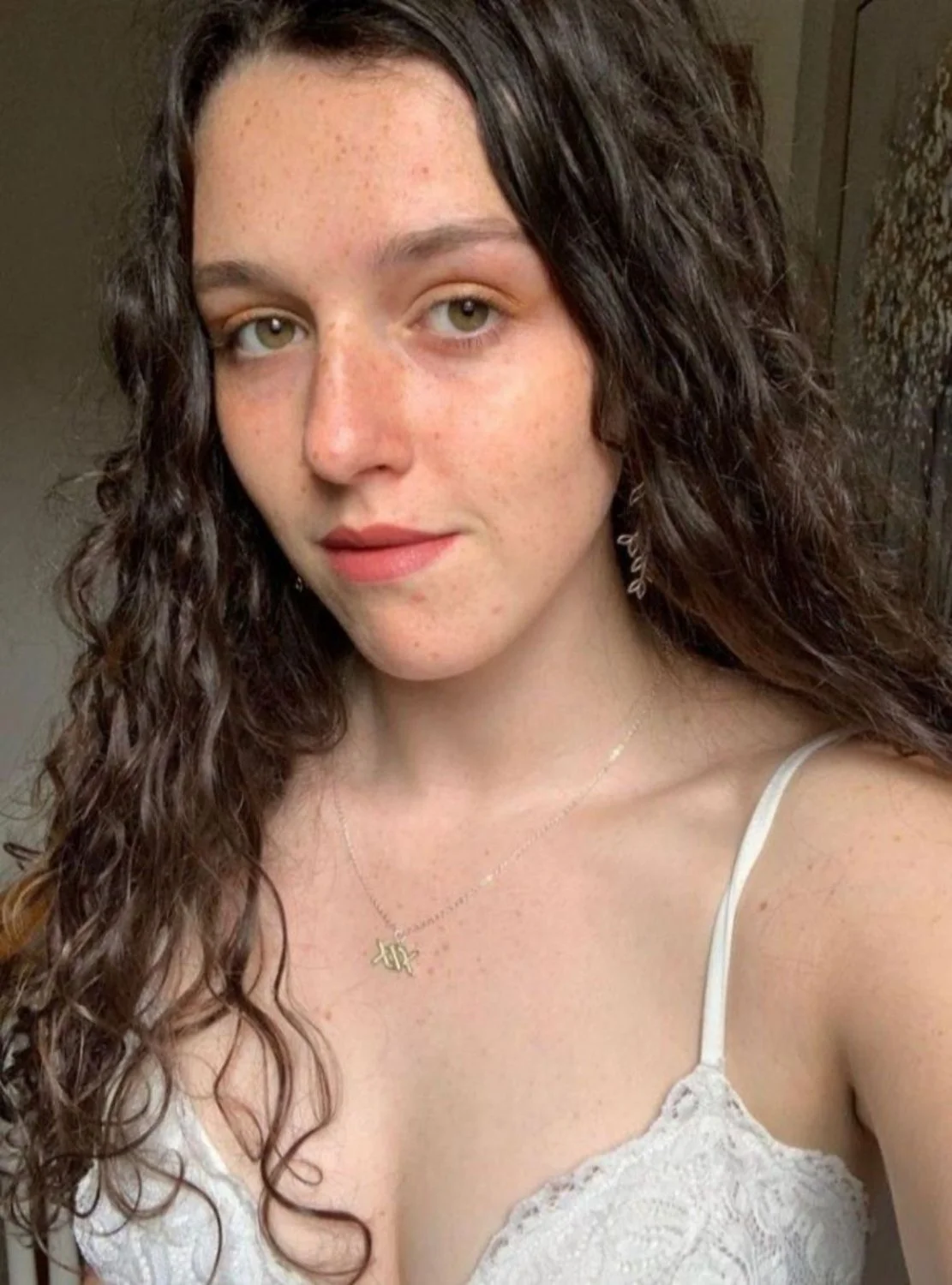 Anna 22 image 2