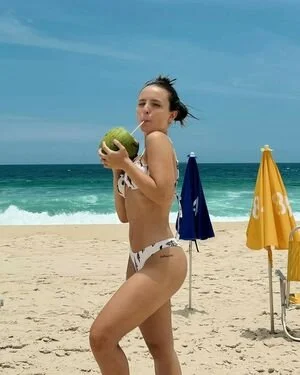 Essa Larissa Manoela tá uma delícia 🥵🥵🥵😛😛 image 21