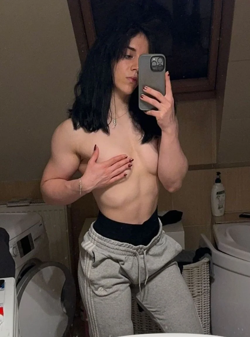 Courtney Muscled Woman image 15