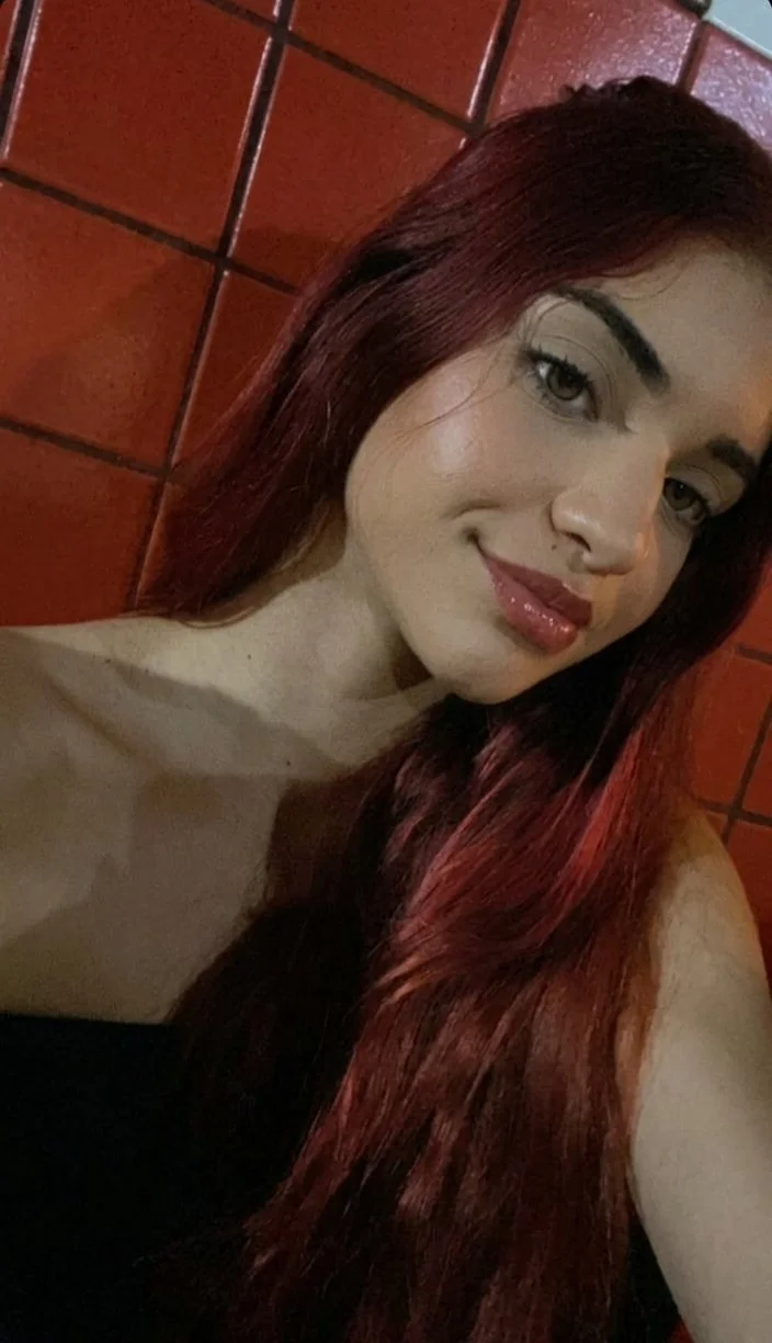 Vazou fotos de novinha gostosa mostrando a bucetinha e a bundinha image 11