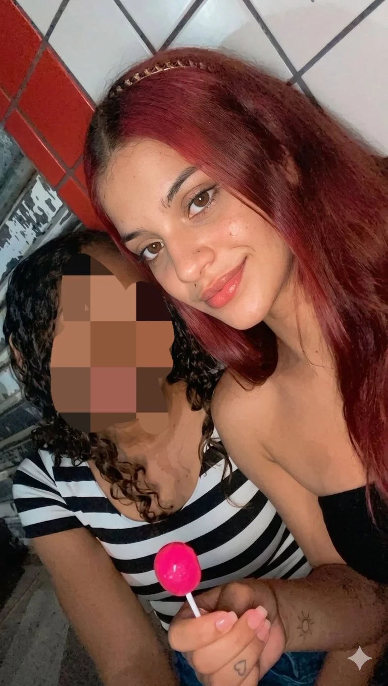 Vazou fotos de novinha gostosa mostrando a bucetinha e a bundinha image 15