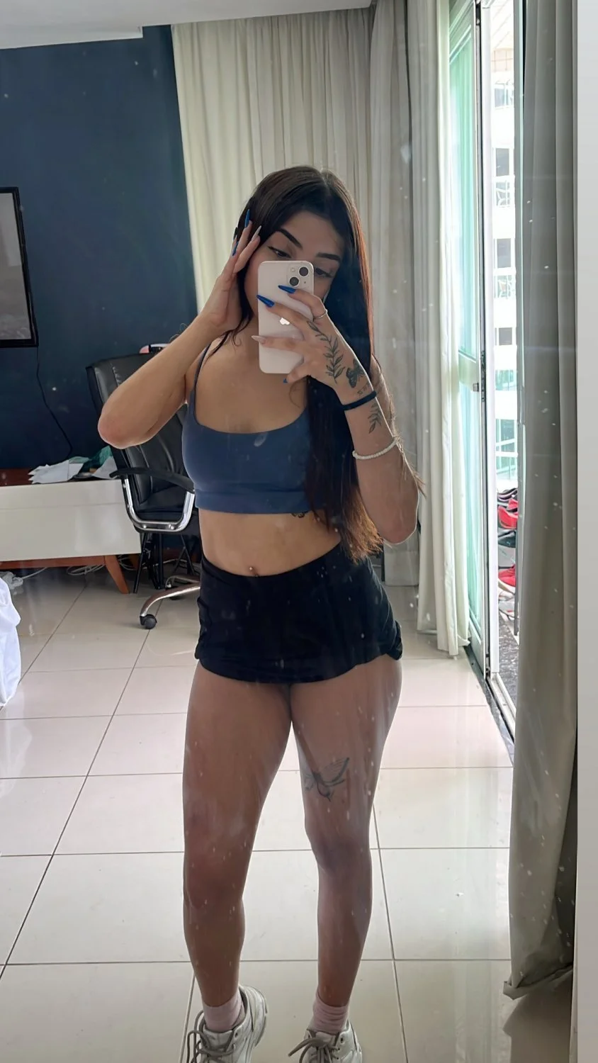 Novinha famosinha da internet vazada aqui no erome mostrando a bucetinha main image