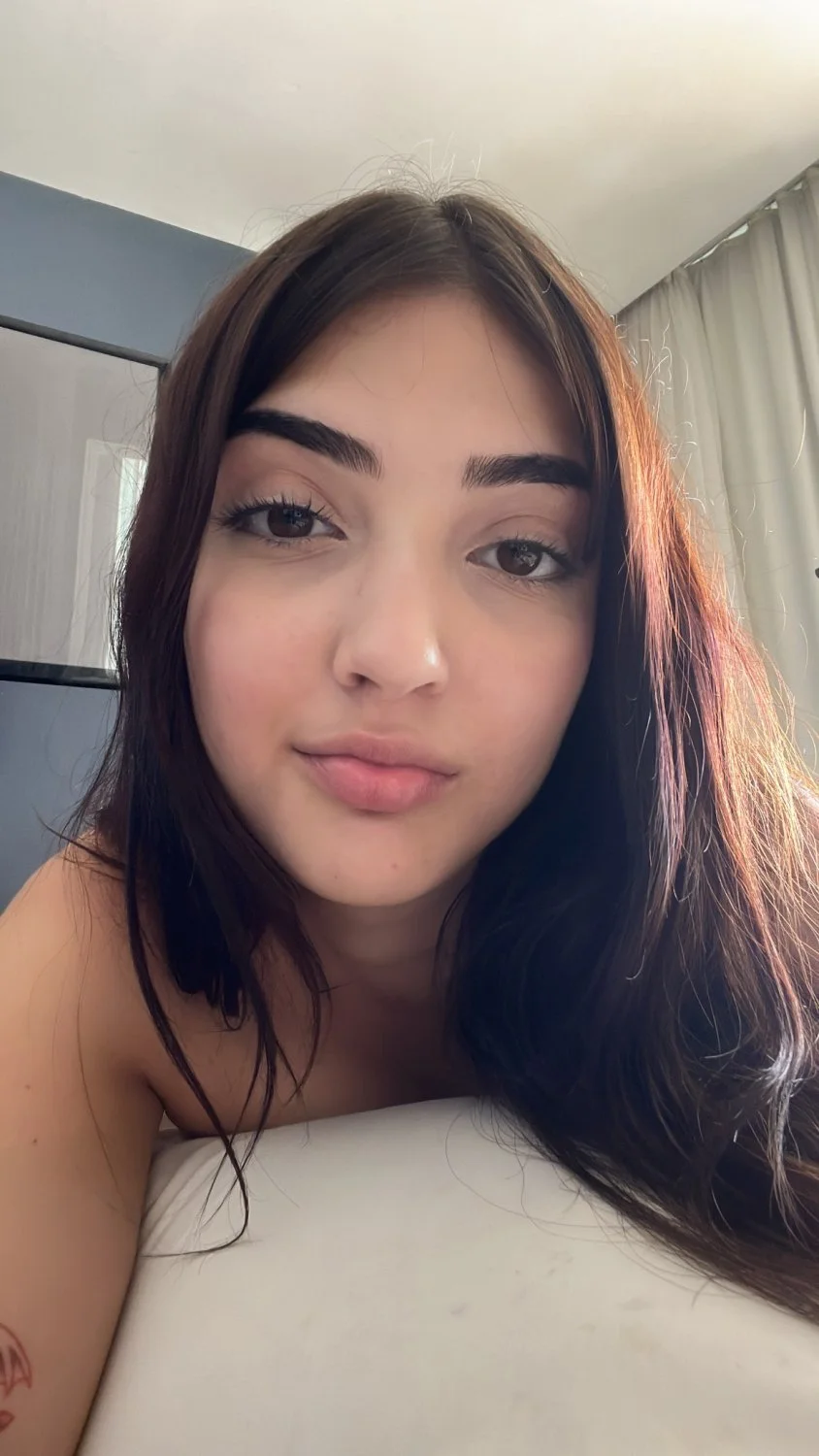 Novinha famosinha da internet vazada aqui no erome mostrando a bucetinha image 9