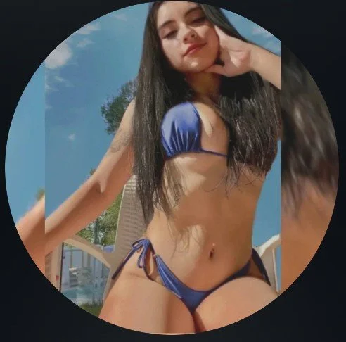Petisa y tetona hermosa image 4