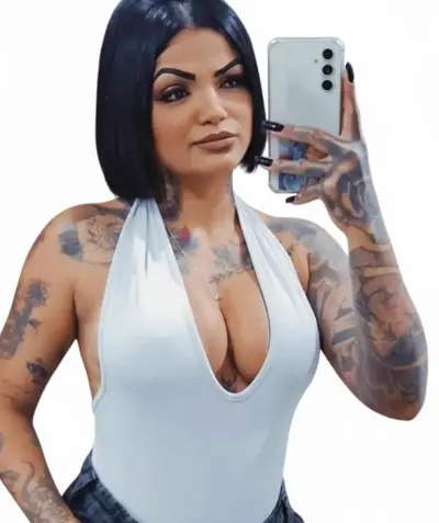 Morena tatuada vazada cover image