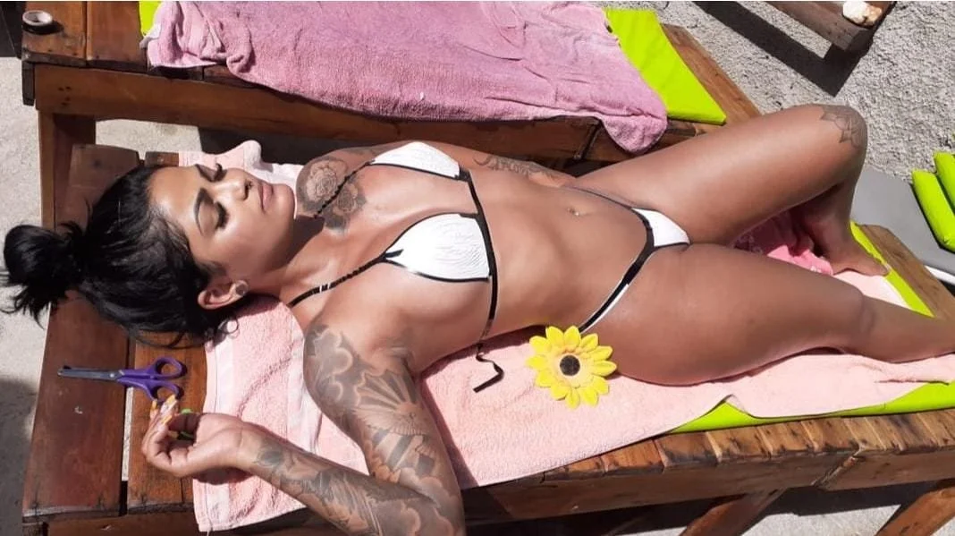 Morena tatuada vazada image 3