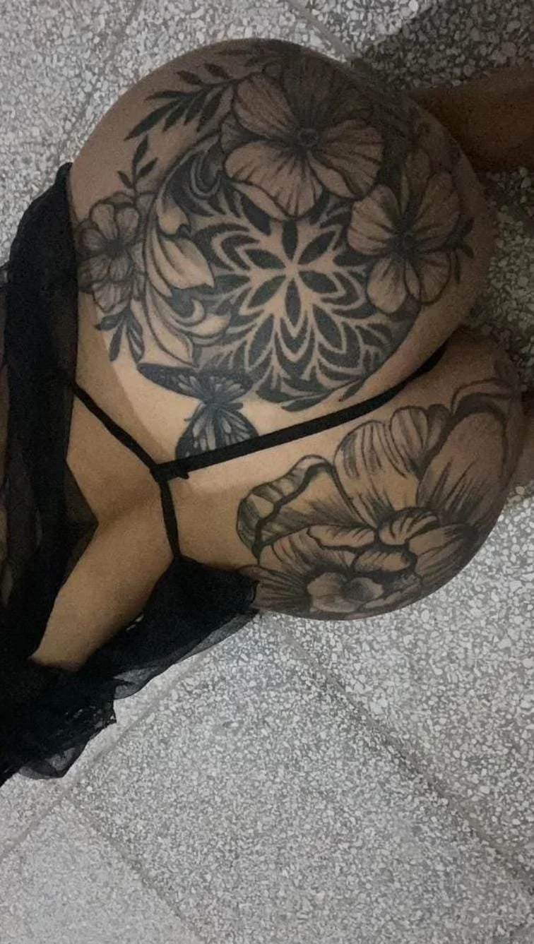 Morena tatuada vazada image 5
