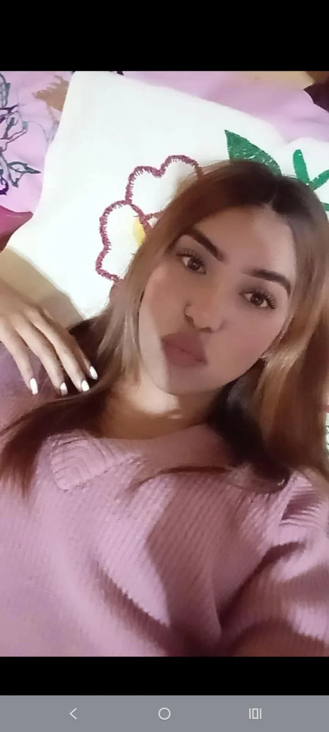 Más de esta flaquita apenas legal 🥵 main image