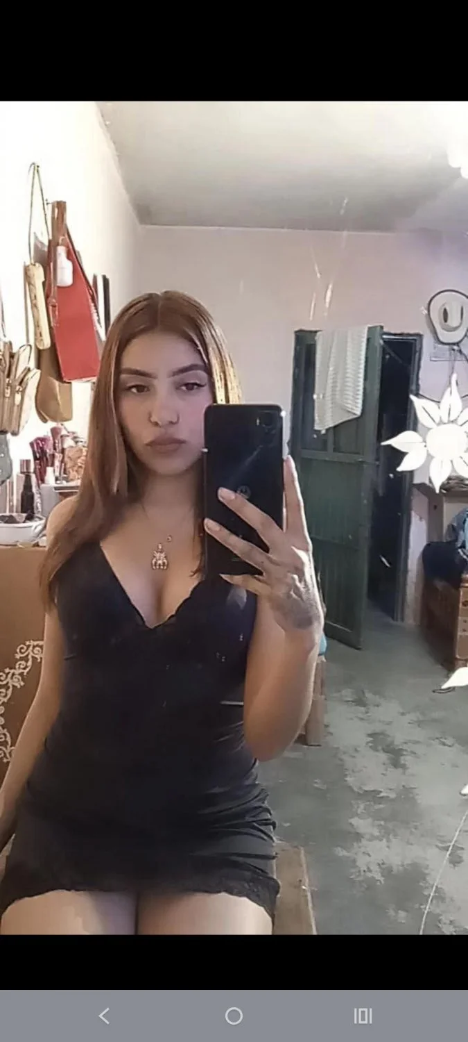 Más de esta flaquita apenas legal 🥵 image 2