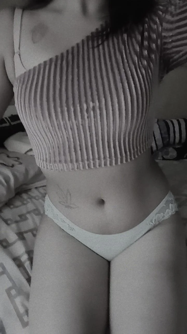 Más de esta flaquita apenas legal 🥵 image 6