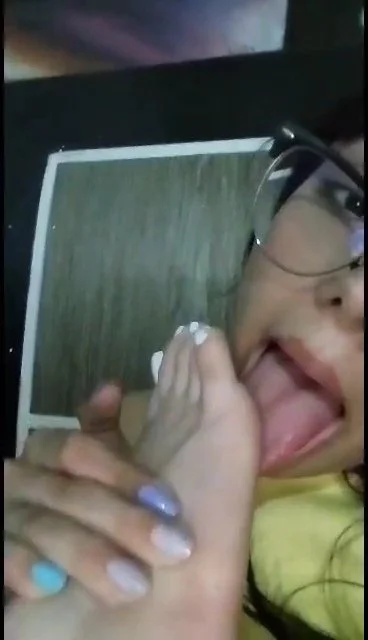 Linda putita lamiendo sus pies image 2