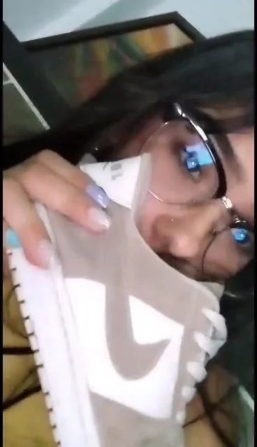 Linda putita lamiendo sus pies image 3