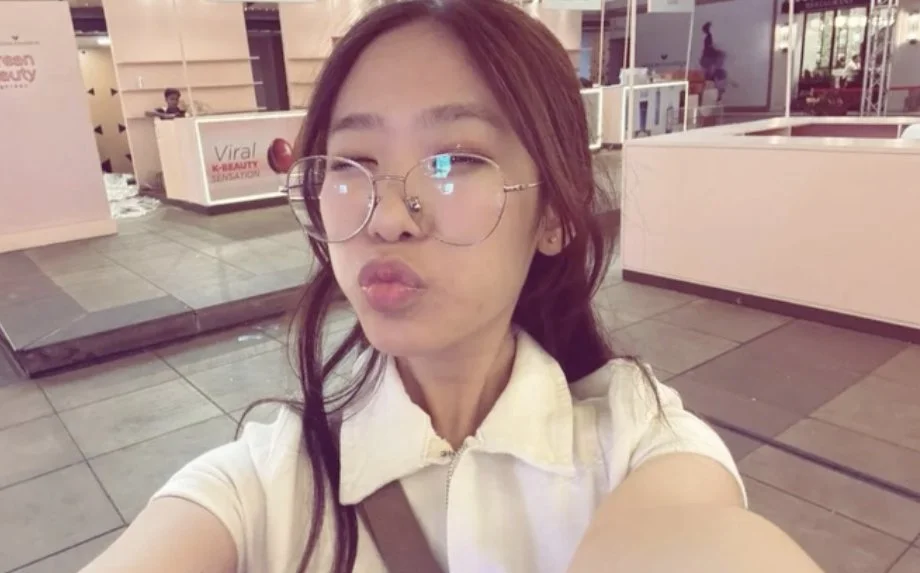 Horny Asian Slut Fingers Her Wet Pussy image 5