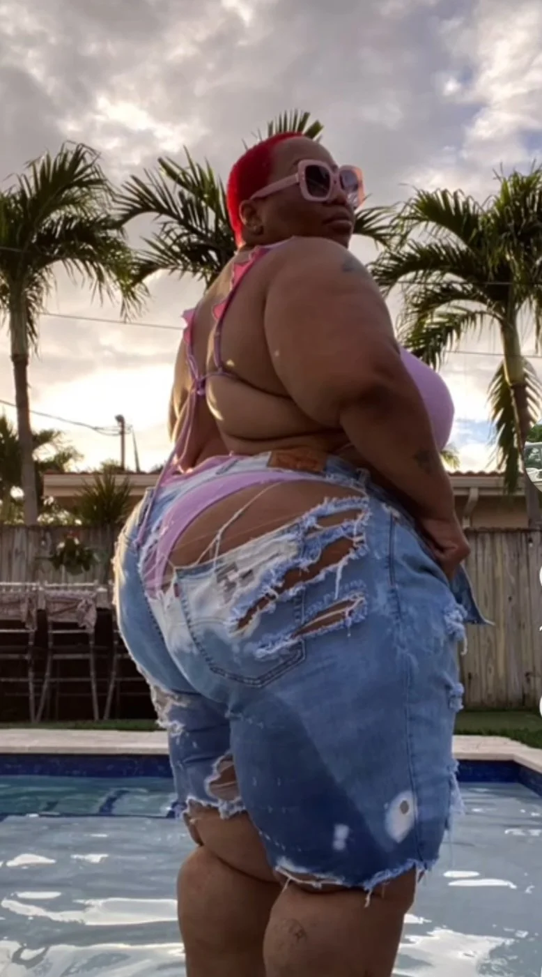 BBw AunTy g0t A B1G oL butT !! image 12