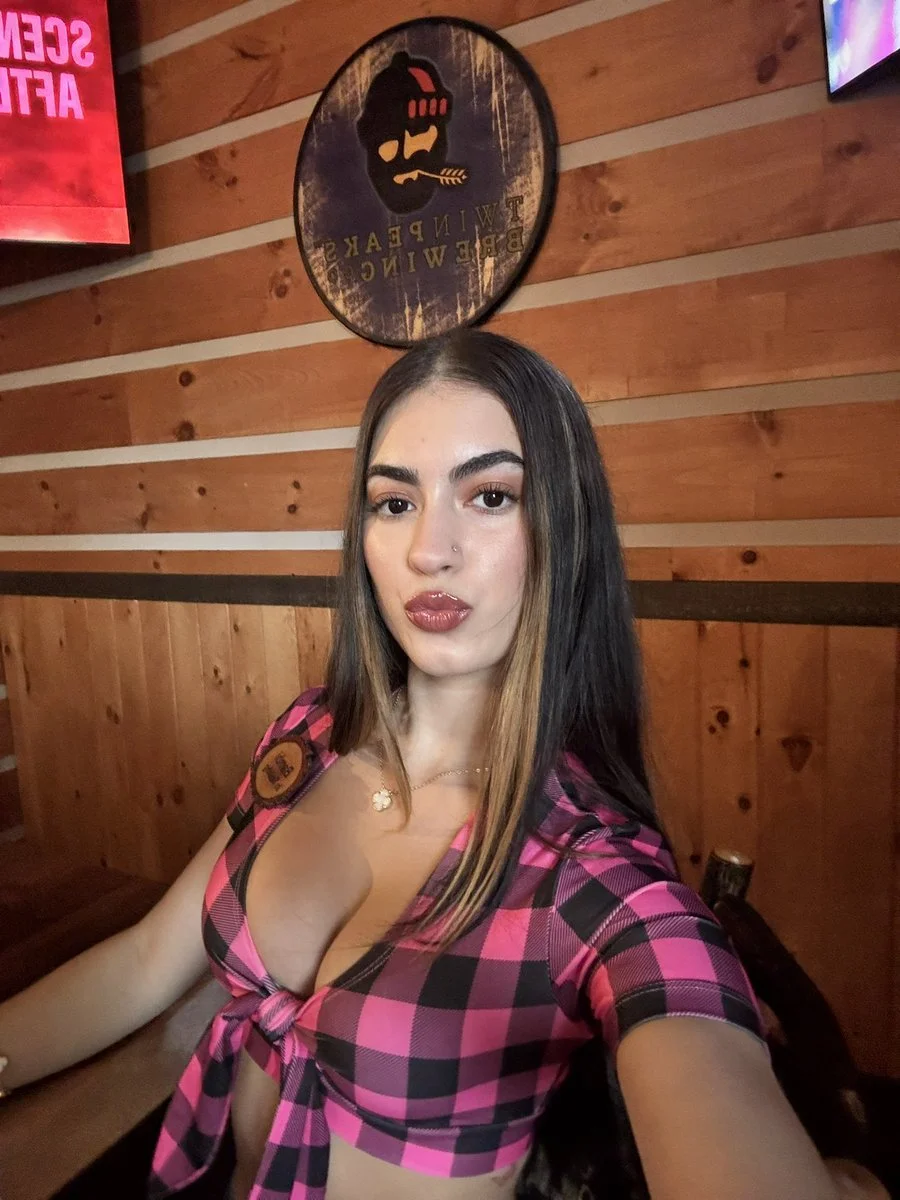 Sexy big tit latina slut Daniela image 4