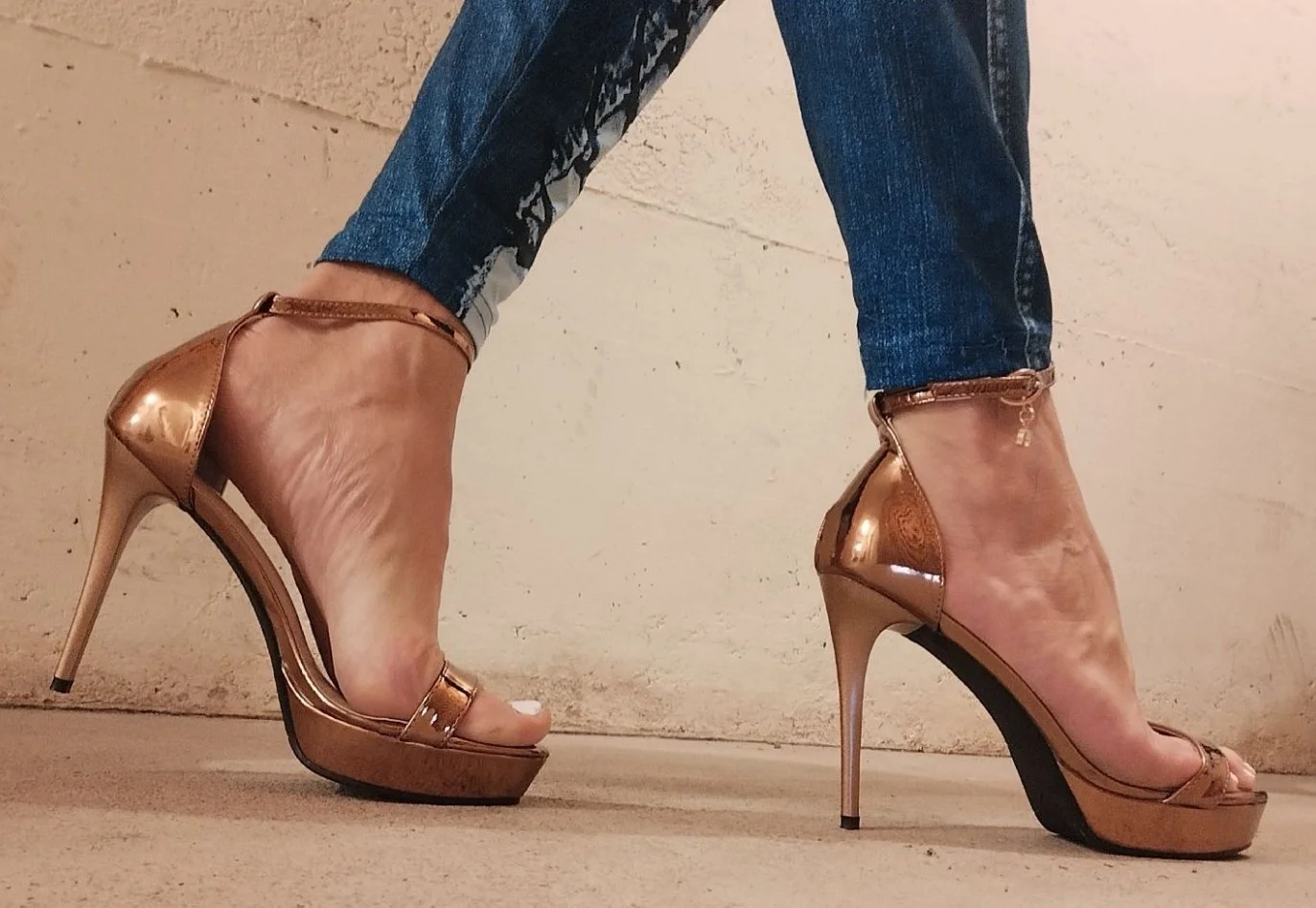 Skinny Feet in sexy High Heels 🦶🏻👠😋 image 5