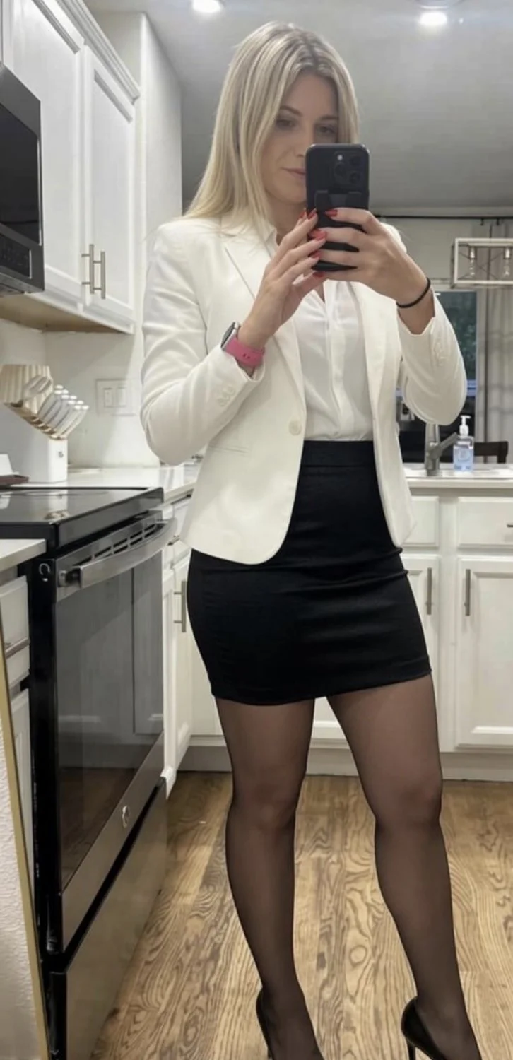Teacher found on Tinder. Pics leaked image 16