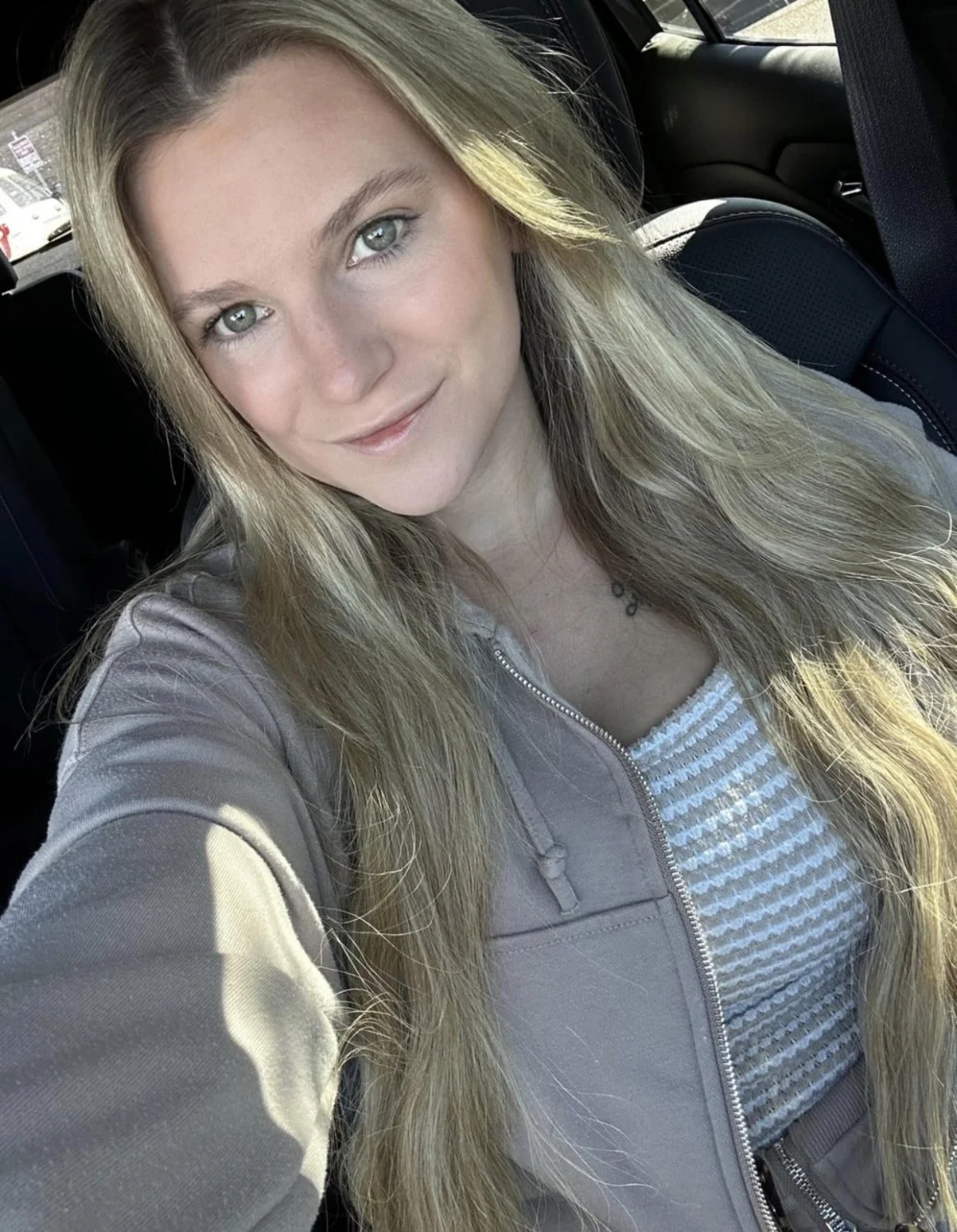 Teacher found on Tinder. Pics leaked image 4