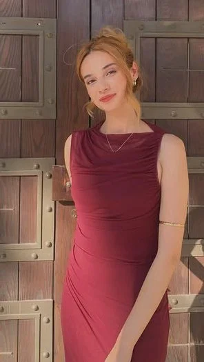 Daniela tiene cara de santa pero solo se arrodilla para mamar verga image 2