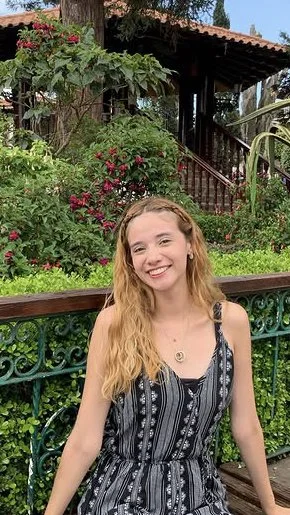 Daniela tiene cara de santa pero solo se arrodilla para mamar verga image 3