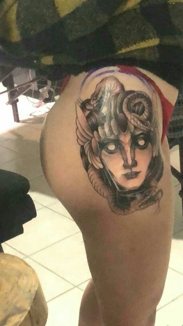 Tatuada cabello corto exhibida image 13