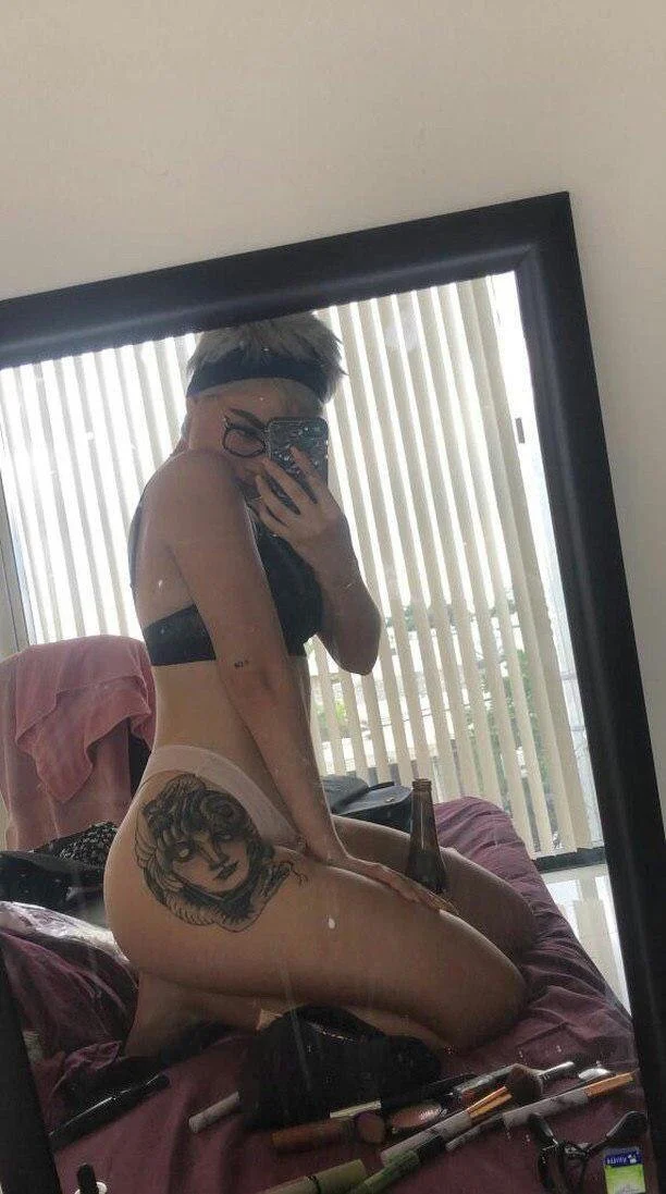 Tatuada cabello corto exhibida image 14