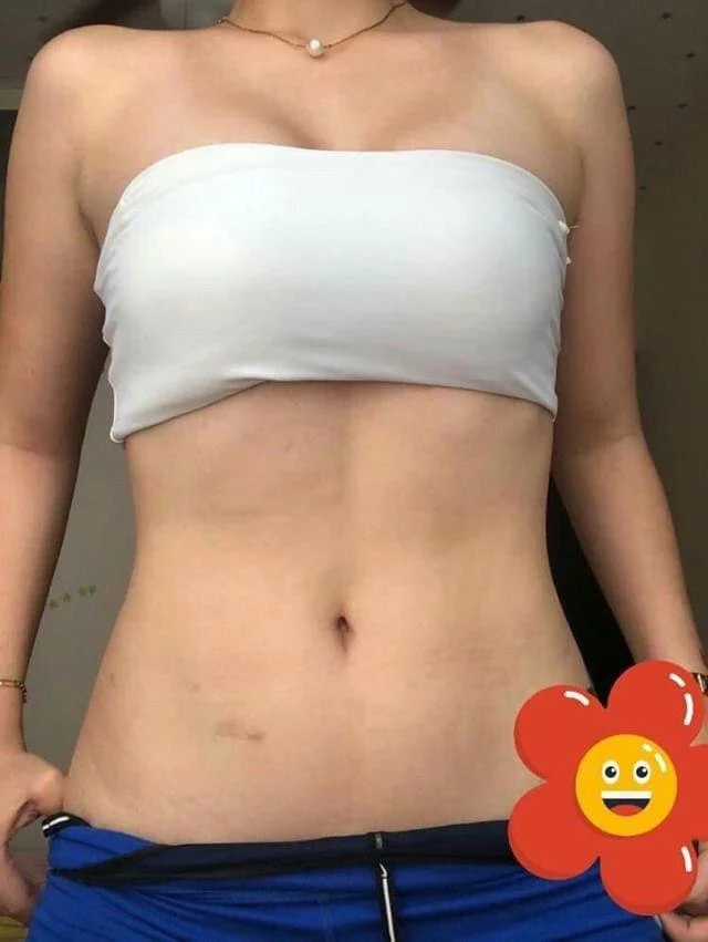 Tatuada cabello corto exhibida image 3