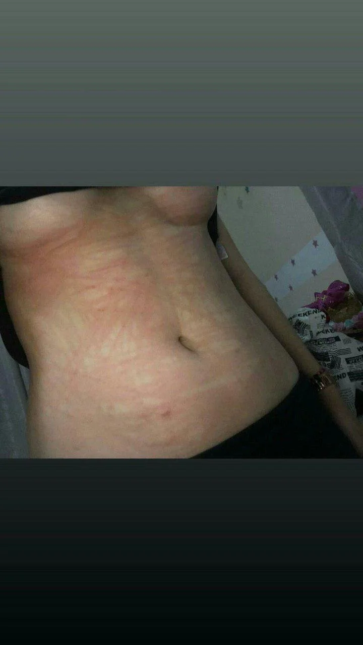 Tatuada cabello corto exhibida image 8