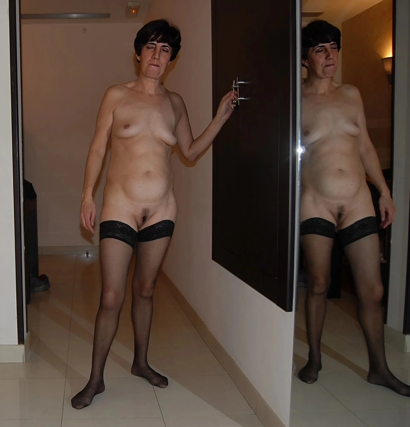 Amateur con el coño muy caliente en un hotel. image 20