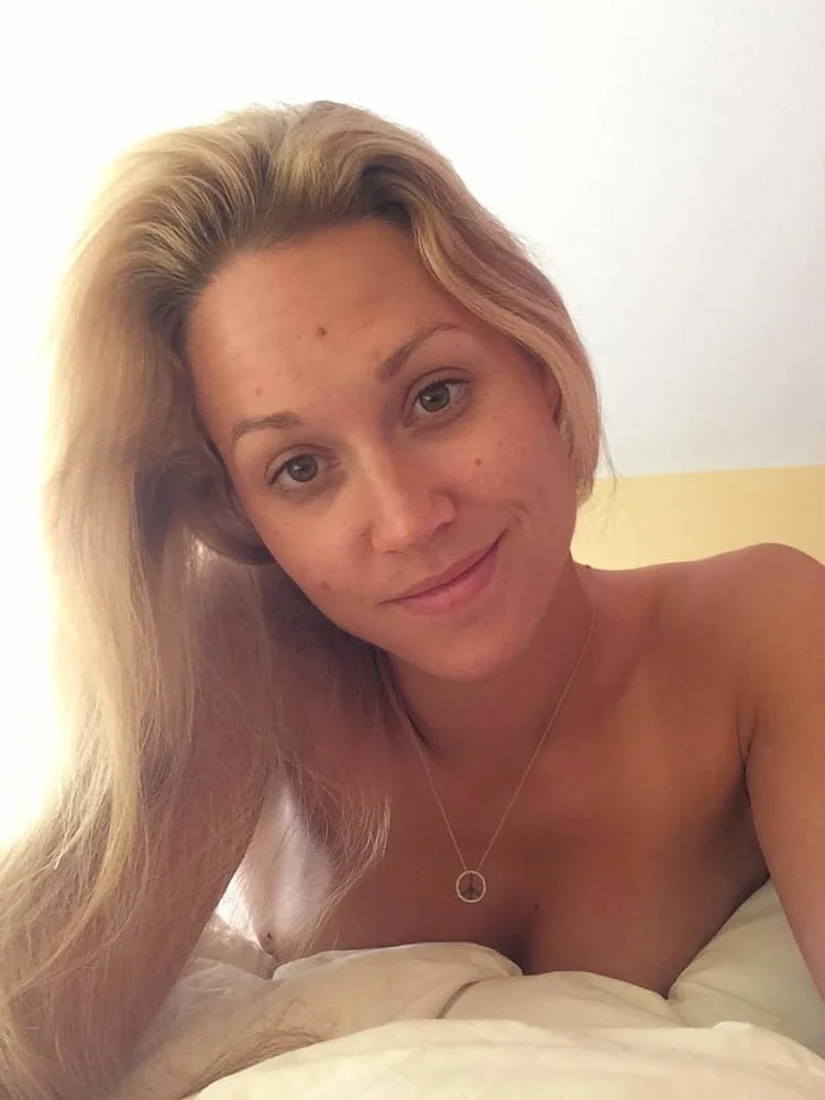 fit blonde mom image 31