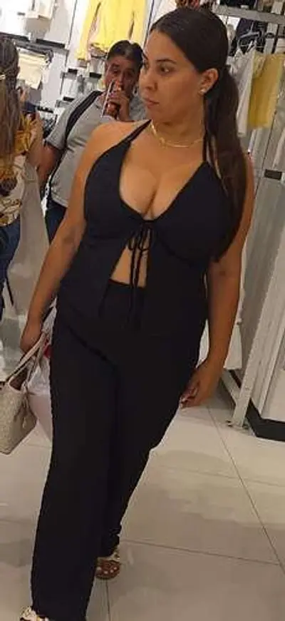 morena peituda exibindo o peitão na rua cover image
