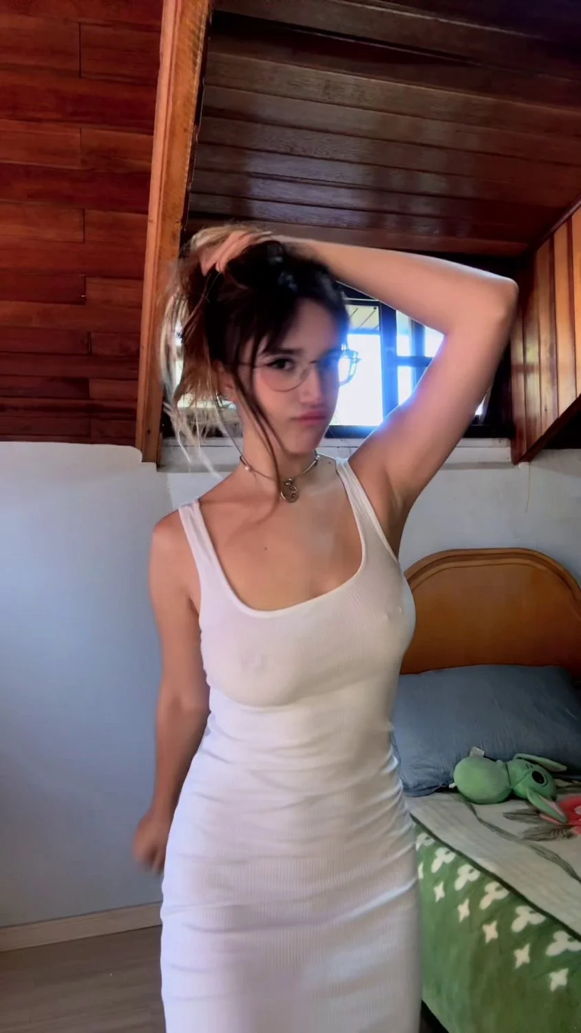 Novinha dançando com piercing marcando image 3