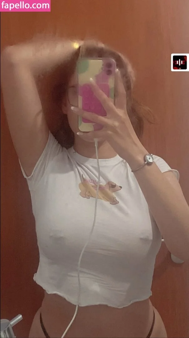 Novinha dançando com piercing marcando image 6