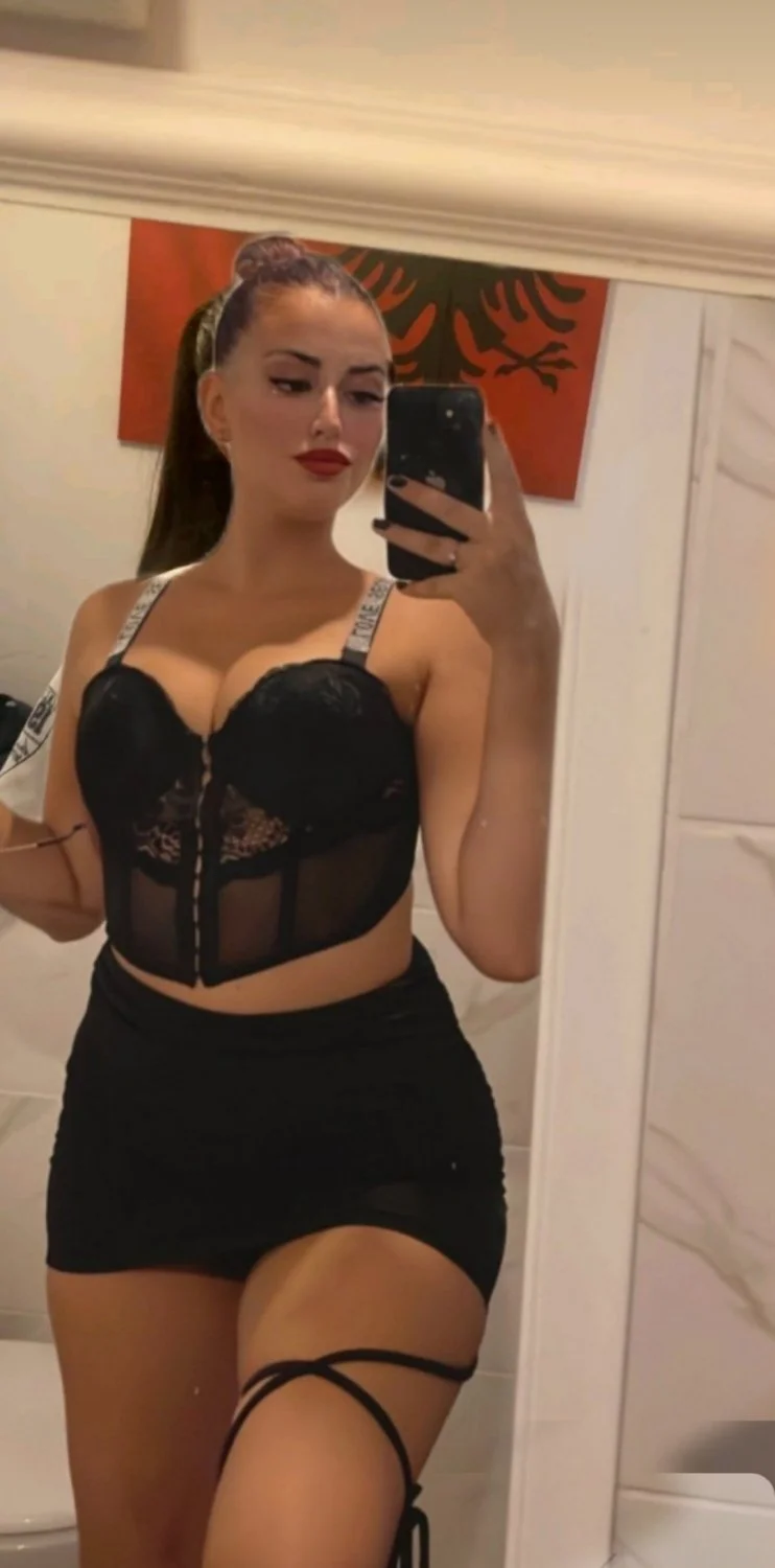 Foto nga shoqa e ngusht ....🥵 main image