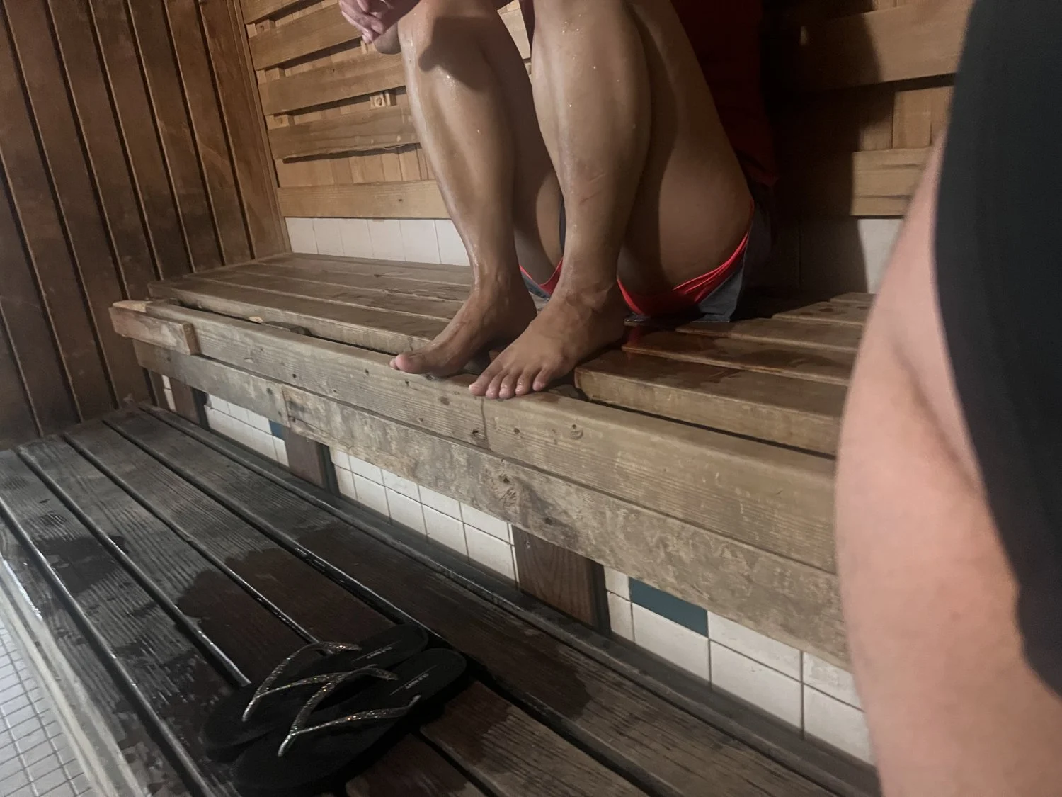 This lady just finished her workout,I just wanna massage her sore feet image 3