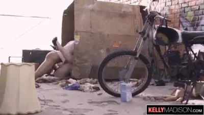 Xvideos_joven_se_folla_a_vagabundo_en_la_calle_SD cover image